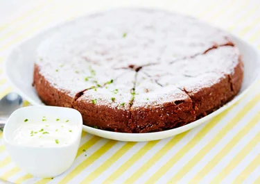Limekladdkaka med limeyoghurt