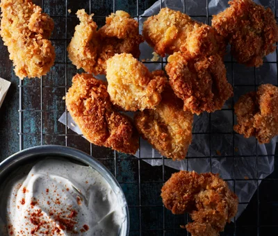 Kyllingnuggets med masala-rømmedipp