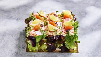 Smörgåstårta med räkor och pepparrot