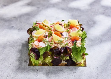 Smörgåstårta med räkor och pepparrot