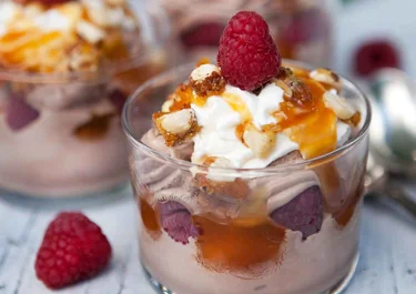 Chokladtrifle med hallon och hasselnötsbräck