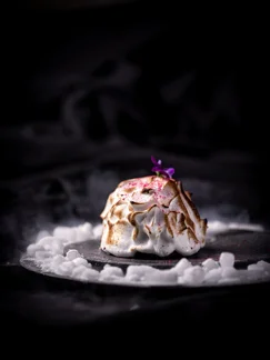 Baked Alaska med kirsebær-is  og browniebund