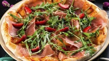 Pizza de queso, fresas y rúcula