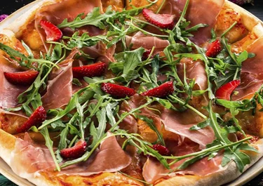 Pizza de queso, fresas y rúcula