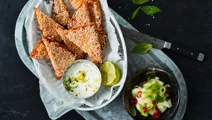 Räksamosas med picklad gurka och ingefärsdip