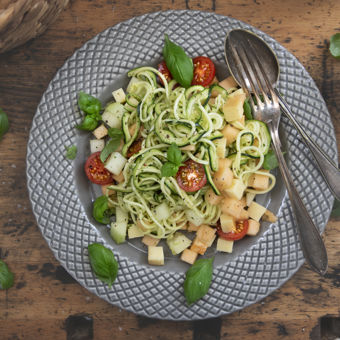 Zucchinipasta med rökt cheddar och melon