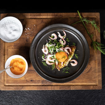 Ostfylld råraka med löjrom, räkor och färsk löksallad