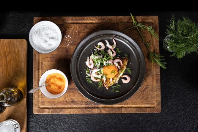 Ostfylld råraka med löjrom, räkor och färsk löksallad