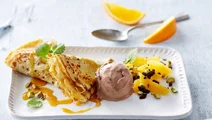 Pandekager med appelsinsirup, frugt og chokoladeis