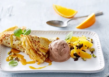 Zoete pannenkoeken met chocolade en sinaasappels