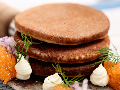 Blinier med löjrom, rödlök och smetana