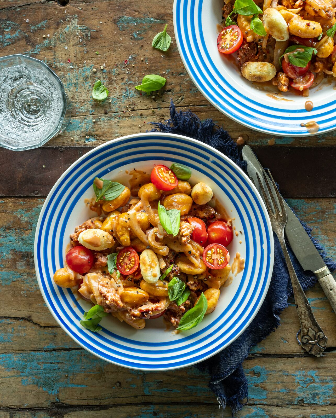 Sprøde gnocchi med tomat og salsiccia