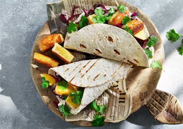 Cheese wrap med syrlig rödkålssallad och mango