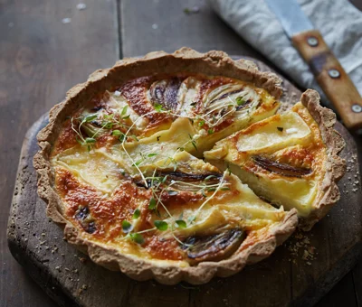 Pie with goat’s cheese, thyme and caramelised onions