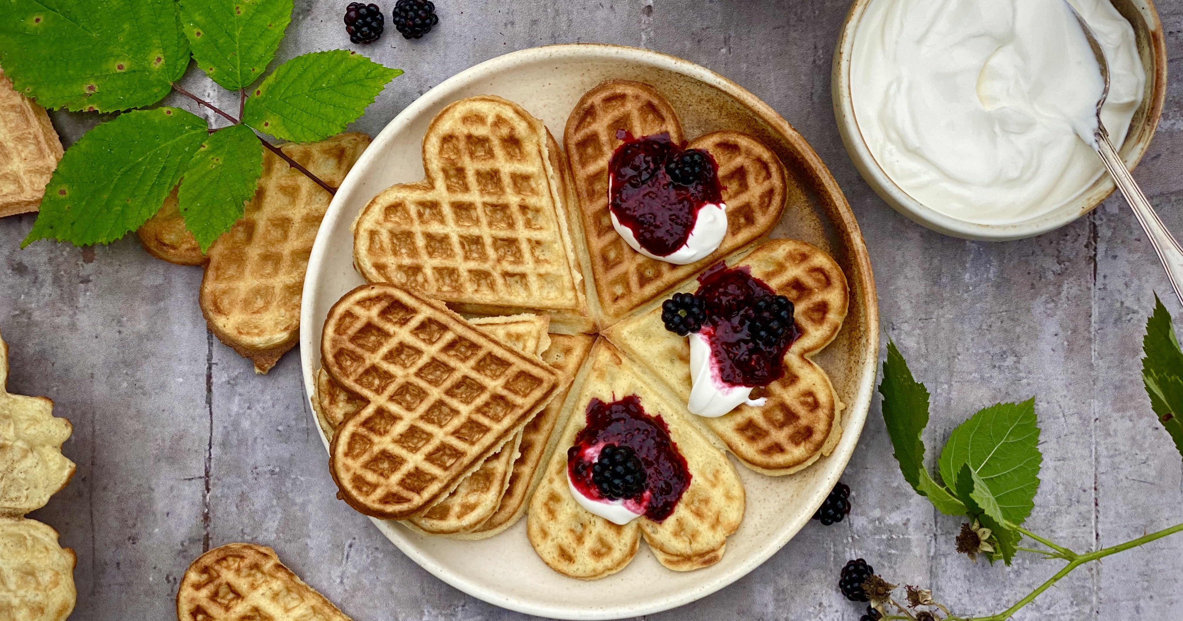 Vafler med cremefraiche og syltetøj