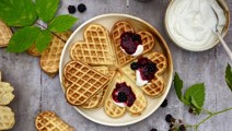 Vafler med cremefraiche og syltetøj