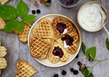 Vafler med cremefraiche og syltetøj