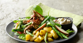 Salat med spicy oksekød og æbledressing