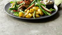 Salat med spicy oksekød og æbledressing