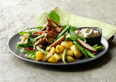 Salat med spicy oksekød og æbledressing