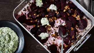Rostade rödbetor med valnötskrisp