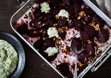 Rostade rödbetor med valnötskrisp