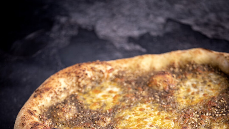 Manakish med za'atar og labneh