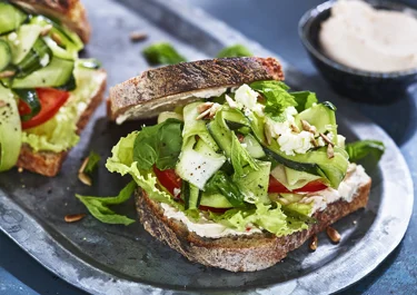 Levain med paprikafärskost, citronmarinerad zucchini och fetaost