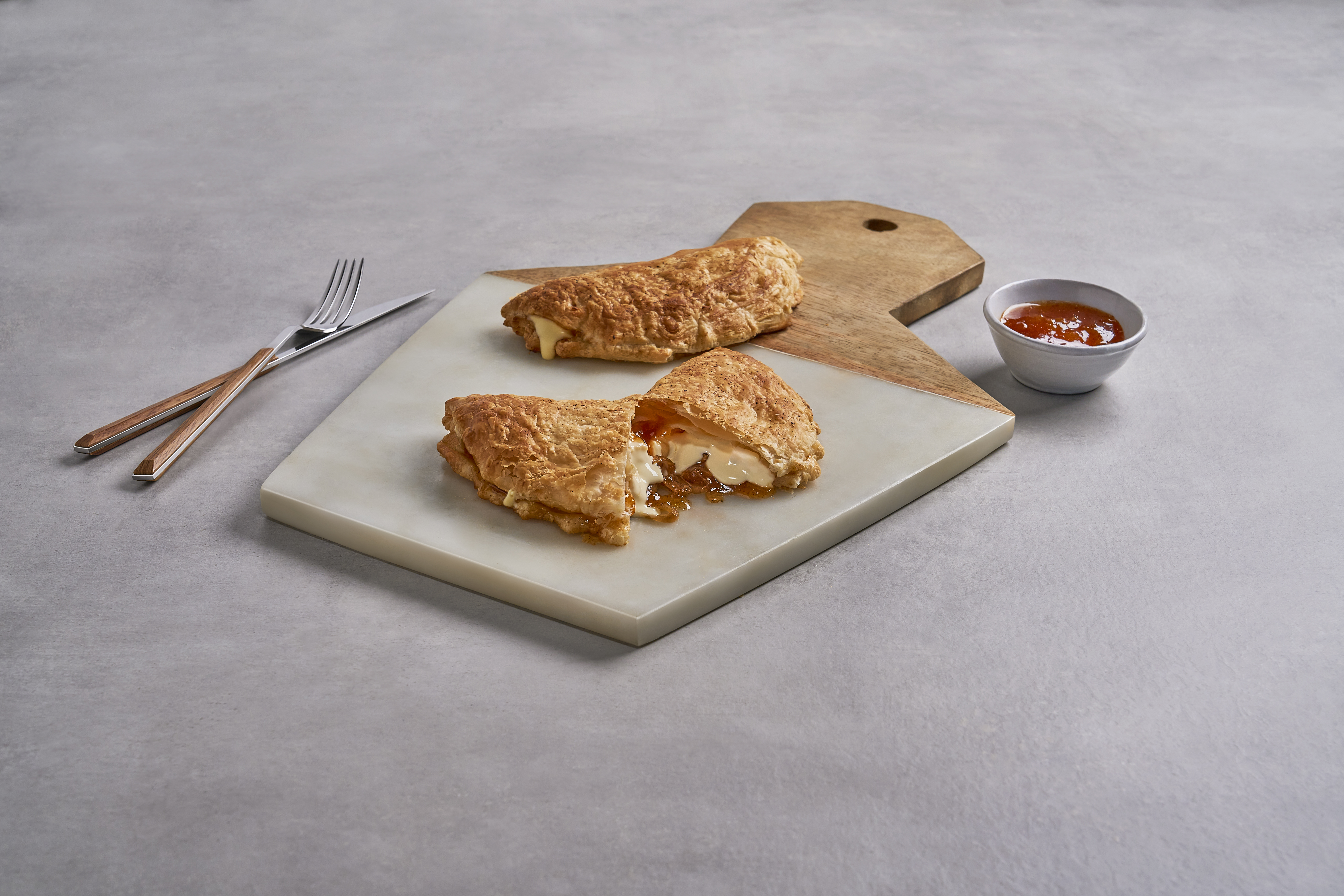 كالزوني الجبنة بعجينة البراتا