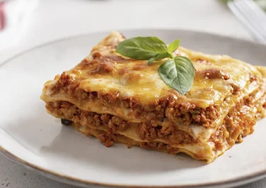 Lasaña boloñesa con Arla queso rallado Mozzarella
