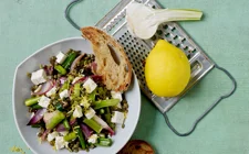 Linsensalat mit Feta und Knoblauchbrot