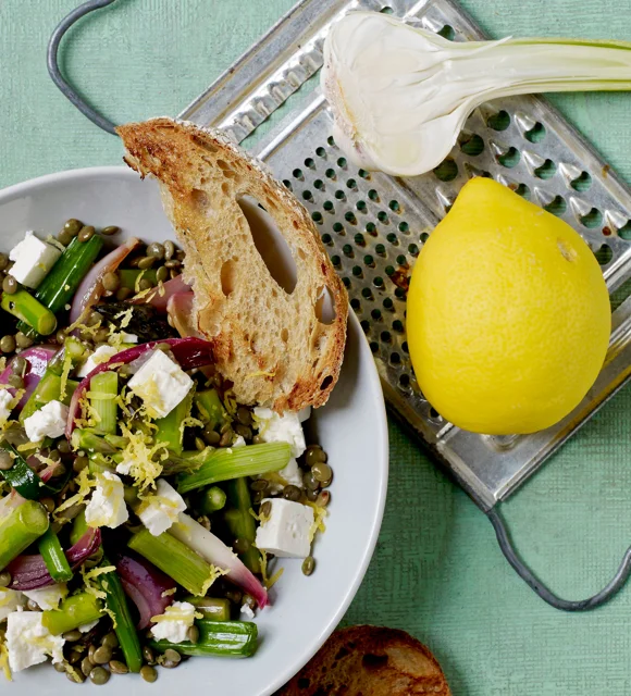 Linsensalat mit Feta und Knoblauchbrot