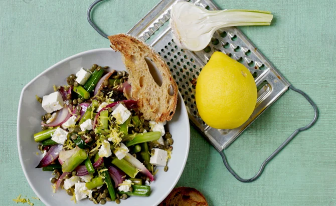 Linsensalat mit Feta und Knoblauchbrot