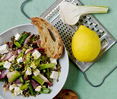 Linsesalat med salatost og hvidløgsbrød