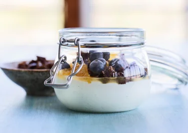 Skyr med ristet rugbrød, appelsin og blåbær