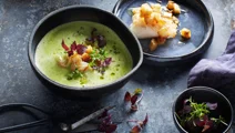 Cremet persillerodssuppe med torsk og karse