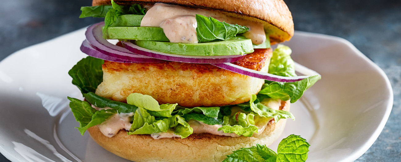 Fredagsburgare med grilloumi och råkost