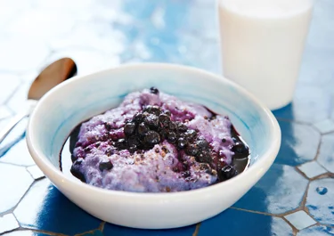 Mannagrynsgröt med blåbär och kardemumma