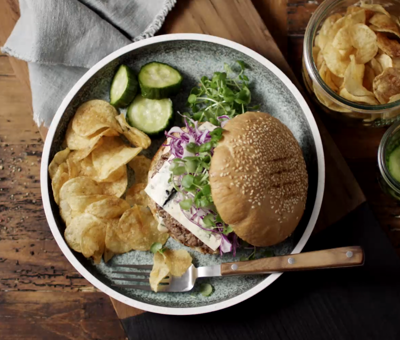 Hamburger au fromage bleu avec vinaigrette maison Mille-Îles