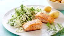 Laks med salat af spidskål, ærter og dild