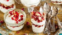 Vispad chokladpannacotta med granatäppelkärnor och mandelkross