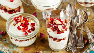 Vispad chokladpannacotta med granatäppelkärnor och mandelkross