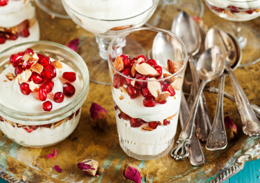 Vispad chokladpannacotta med granatäppelkärnor och mandelkross