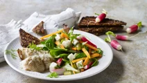 Fyldte rødspættefileter med spraglet salat