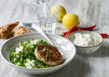 Kyllingebøffer med sprød ærtesalat