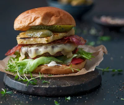 Burger med svinekød, cheddar og bacon