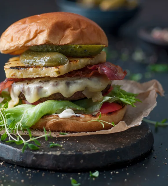 Schweinefleischburger mit Cheddar und Speck