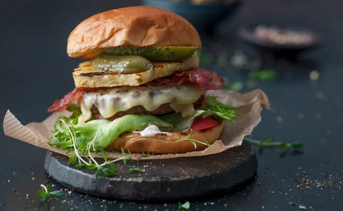 Schweinefleischburger mit Cheddar und Speck