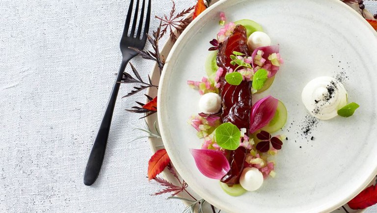 In soja gemarineerde zalm, luchtige Loki-crème en groene tomaten