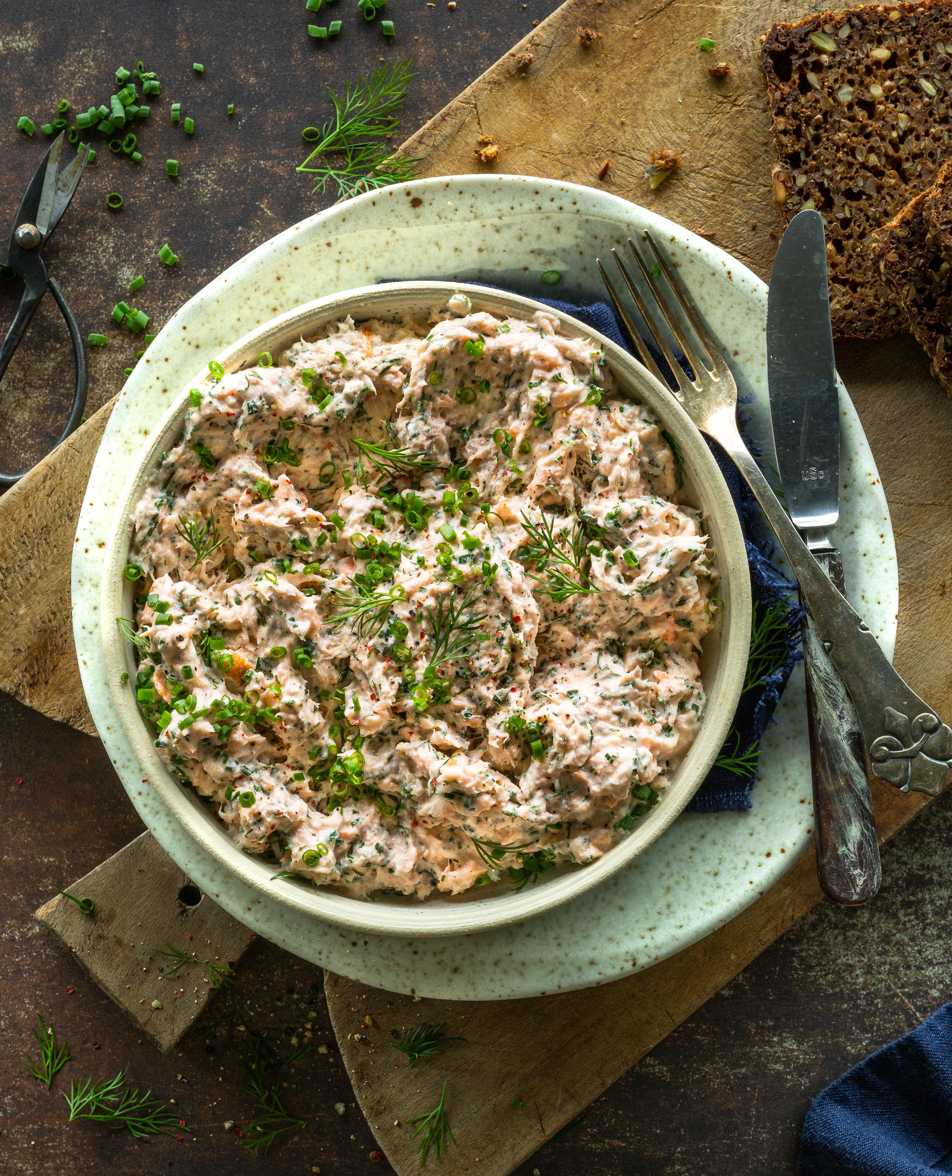 Laksesalat på sprød krydderurtebund